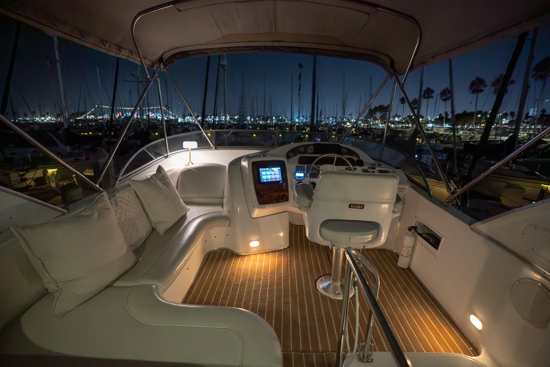 34' Bayliner Command Bridge Cruiser with Flybridge in Los Angeles