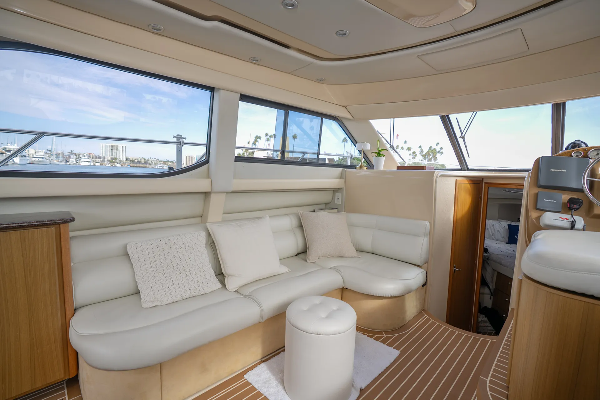 34' Bayliner Command Bridge Cruiser with Flybridge in Los Angeles