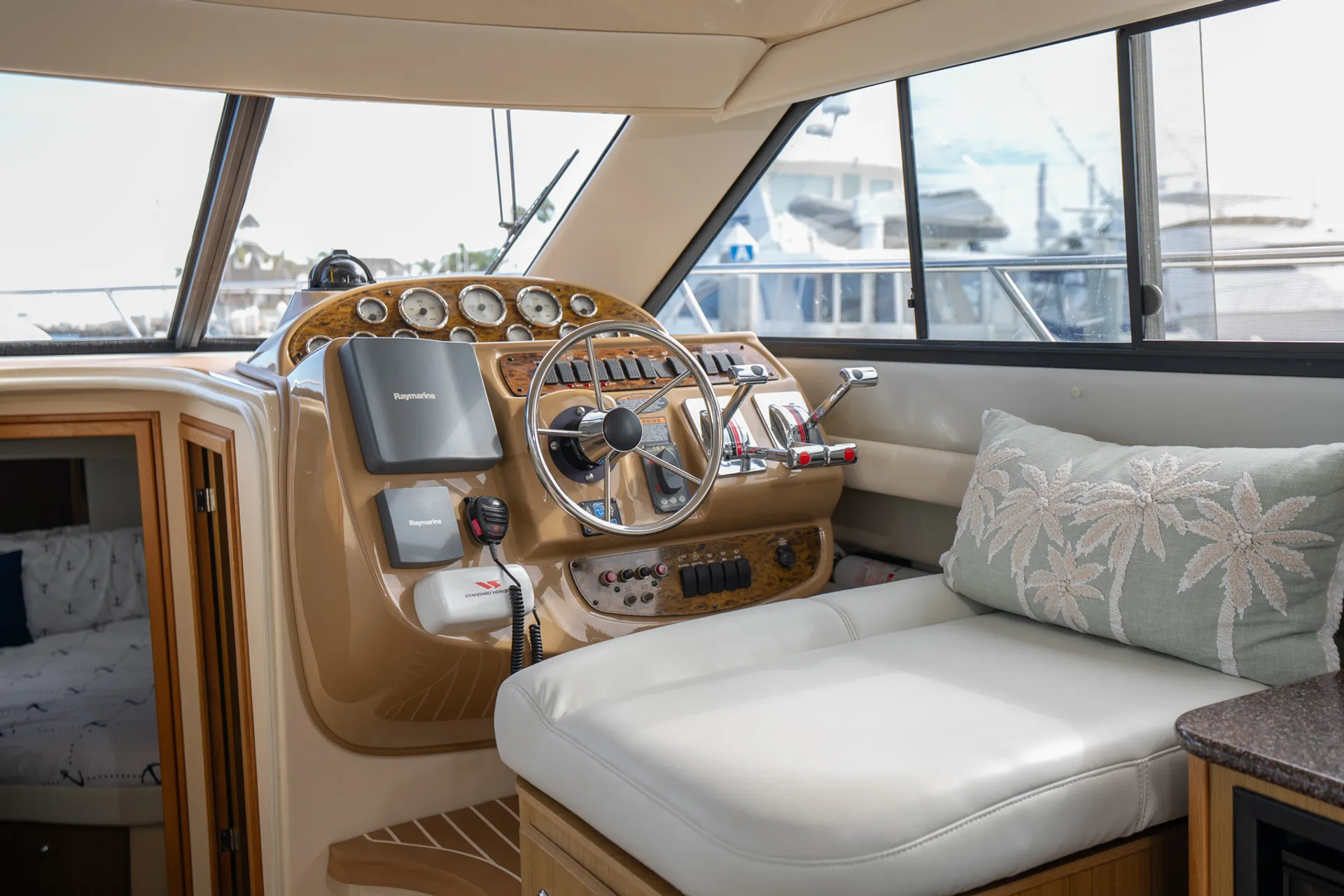 34' Bayliner Command Bridge Cruiser with Flybridge in Los Angeles