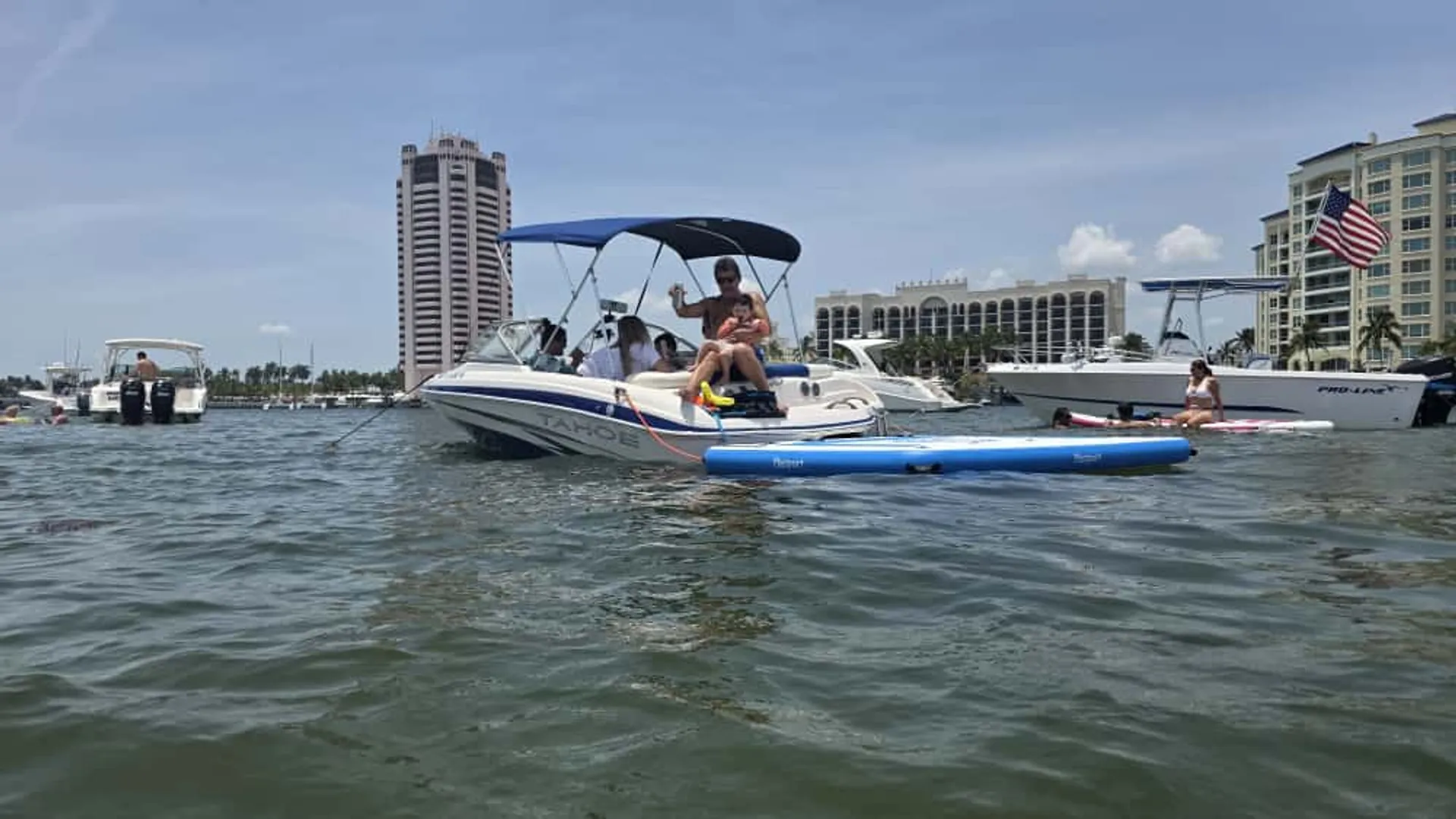 Easy to drive Tahoe Q4 SS 19′  + Floating island. Delivered to ramp!