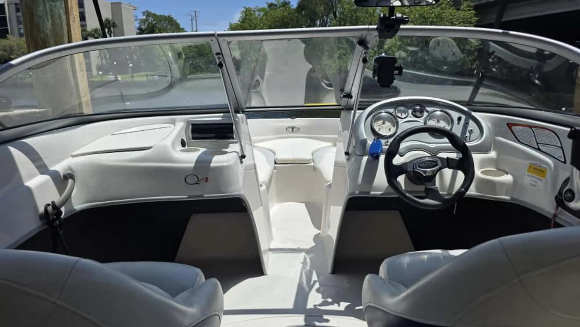 Easy to drive Tahoe Q4 SS 19′  + Floating island. Delivered to ramp!