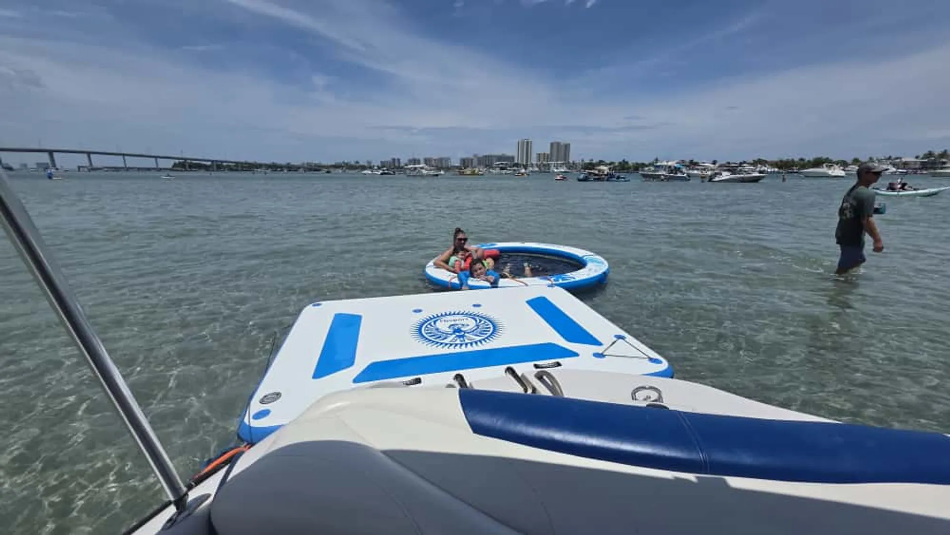 Easy to drive Tahoe Q4 SS 19′  + Floating island. Delivered to ramp!