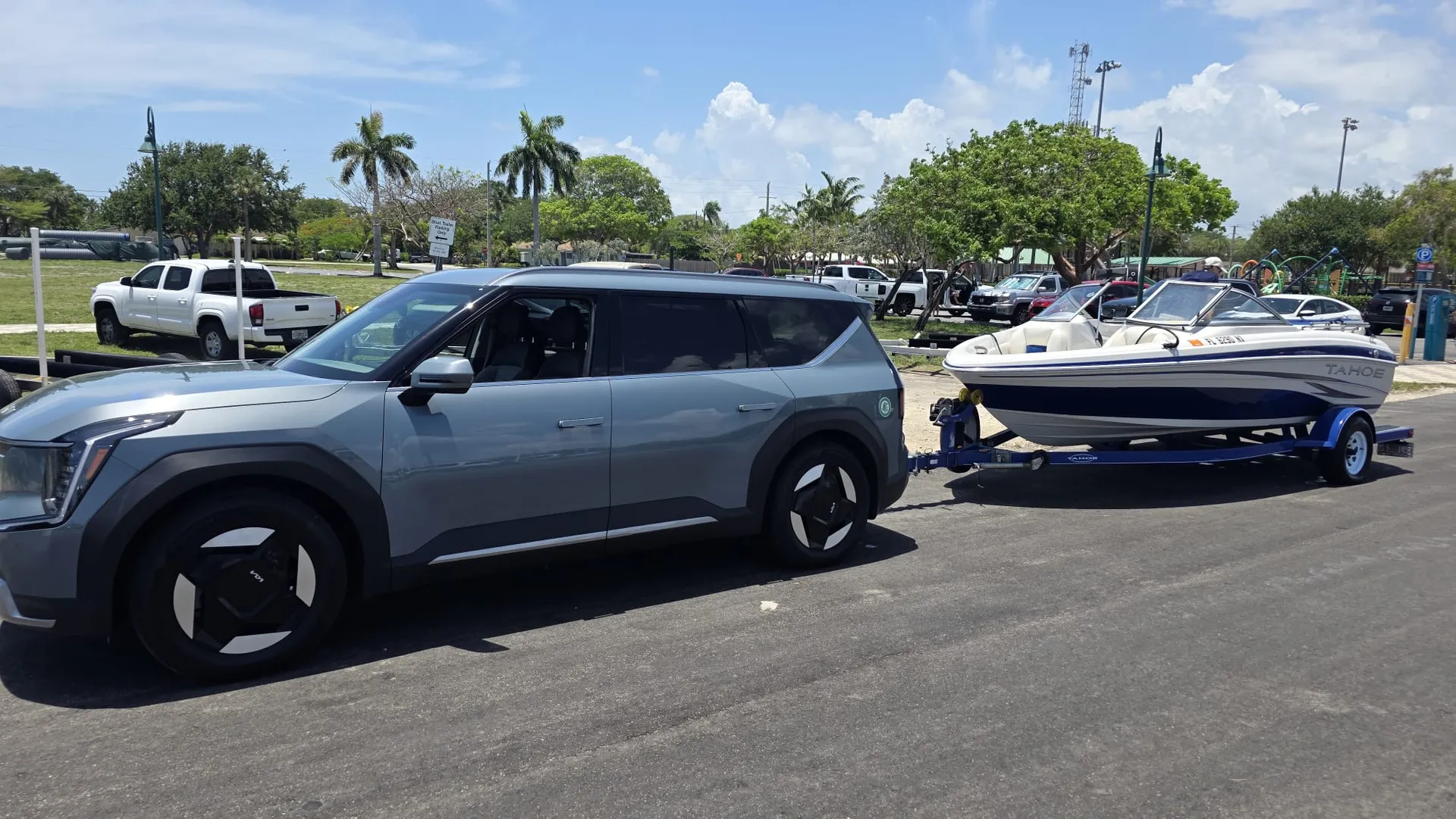 Easy to drive Tahoe Q4 SS 19′  + Floating island. Delivered to ramp!