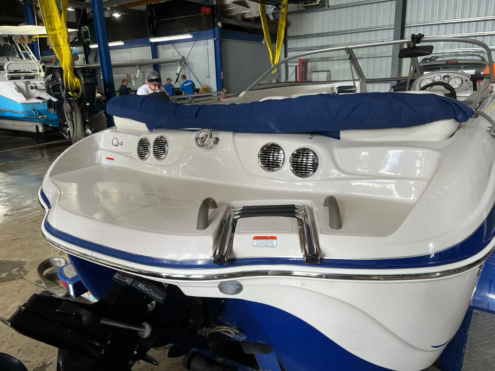 Easy to drive Tahoe Q4 SS 19′  + Floating island. Delivered to ramp!