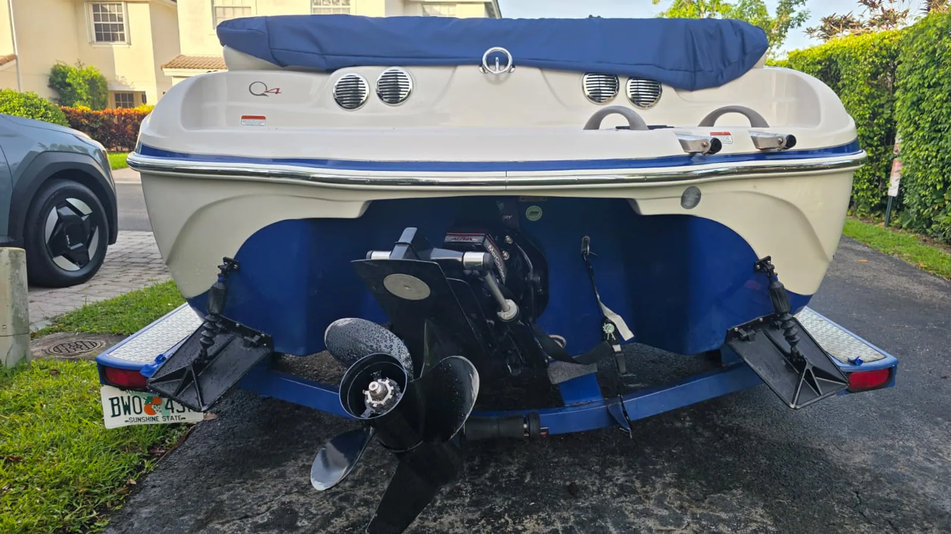 Easy to drive Tahoe Q4 SS 19′  + Floating island. Delivered to ramp!