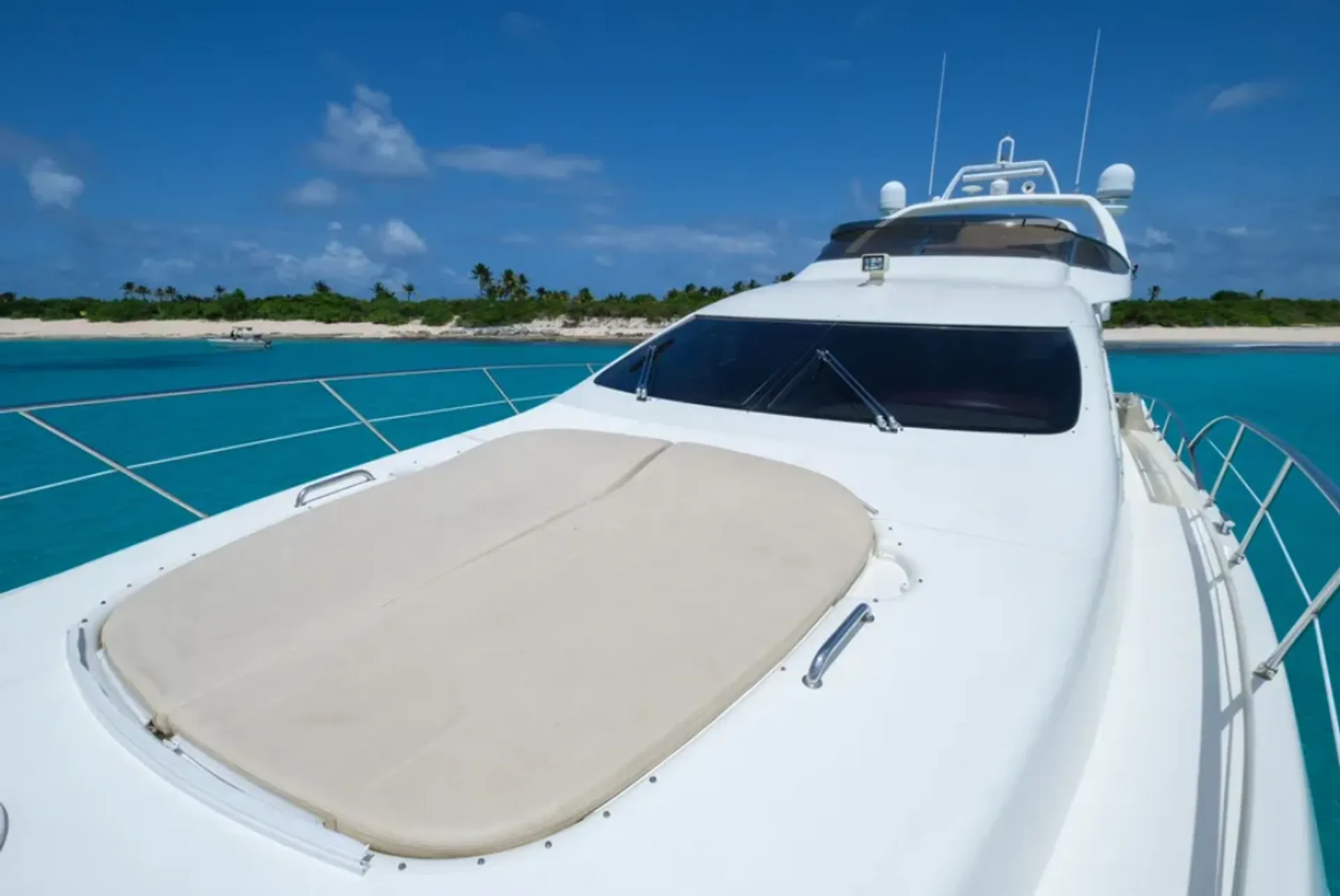 Azimut 70 – Premier Luxury Yacht Charter to Palomino Islands