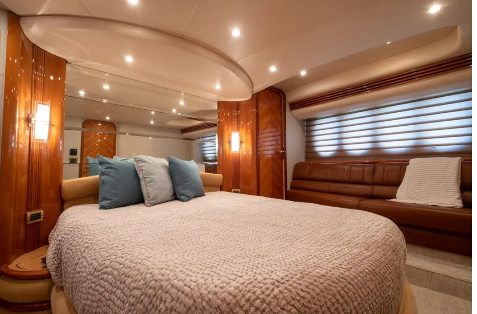 Azimut 70 – Premier Luxury Yacht Charter to Palomino Islands