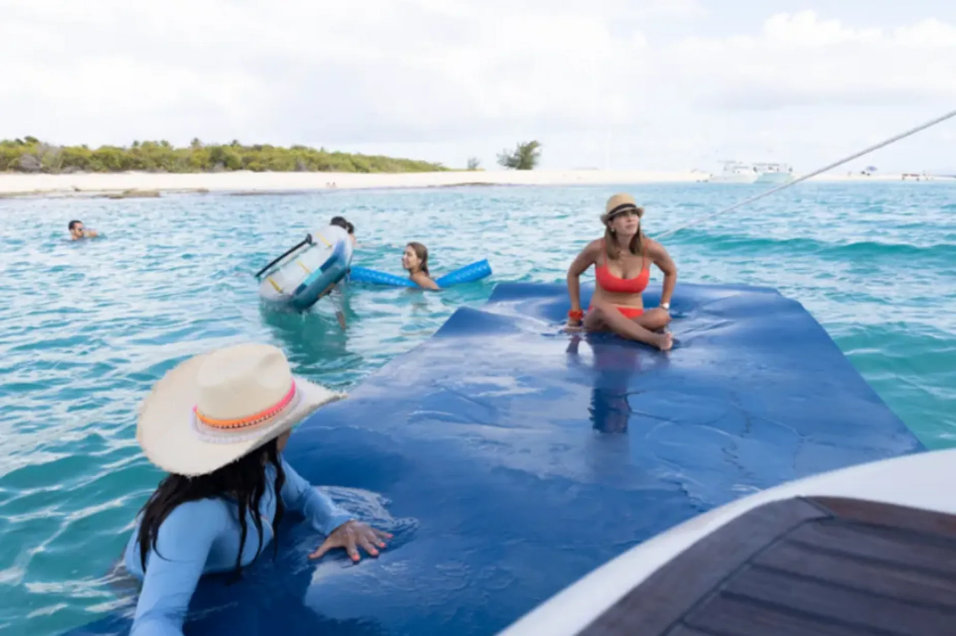 Azimut 70 – Premier Luxury Yacht Charter to Palomino Islands