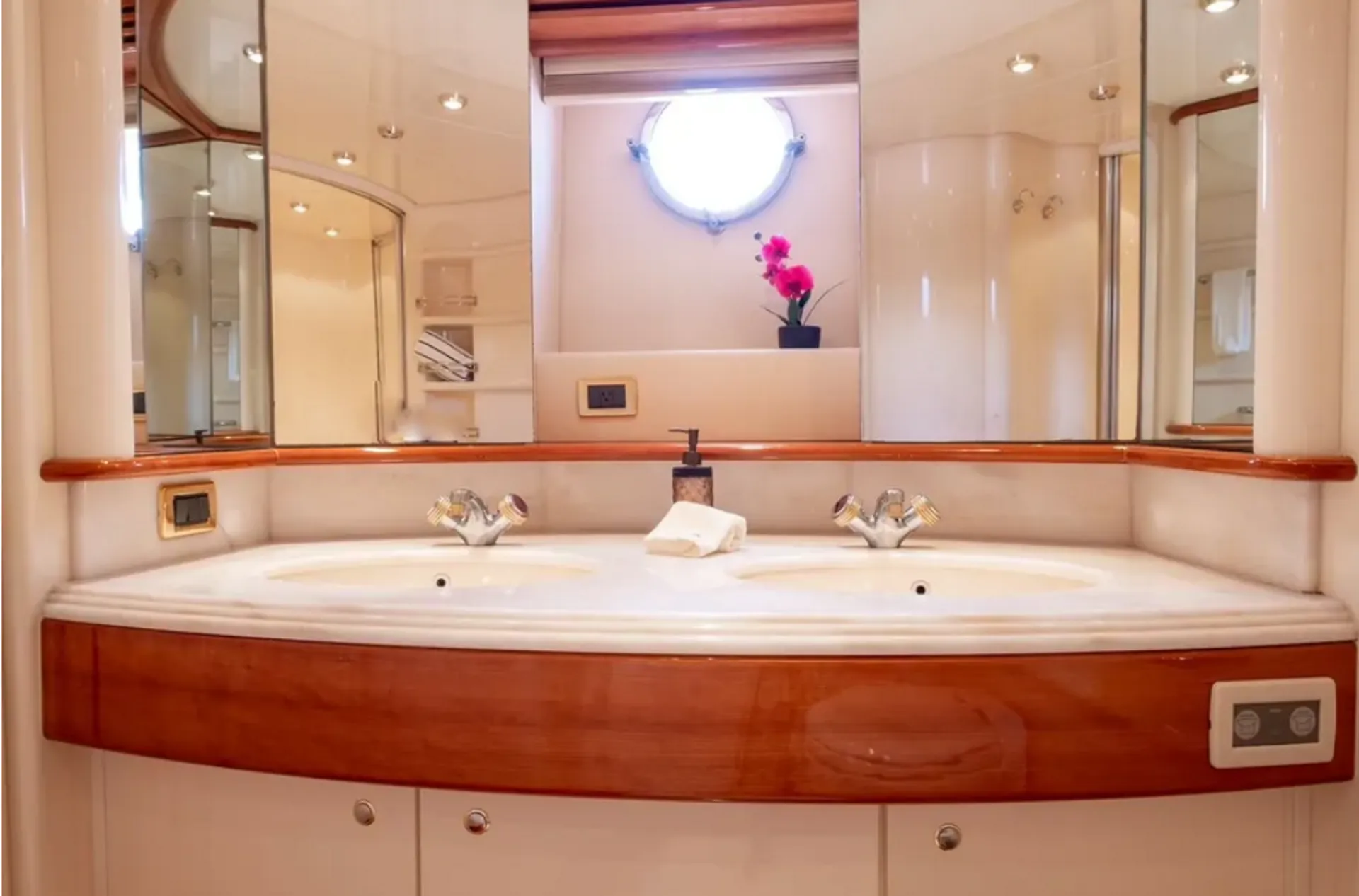 Azimut 70 – Premier Luxury Yacht Charter to Palomino Islands