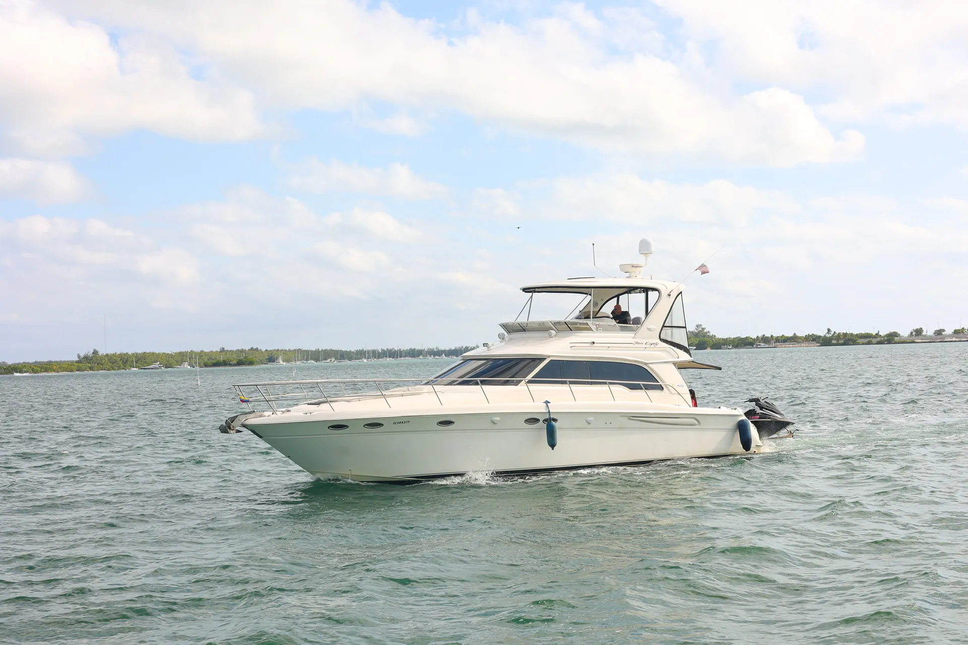 Sea Ray Boats FLYBRIDGE SEDAN in Miami, FL — photo 3