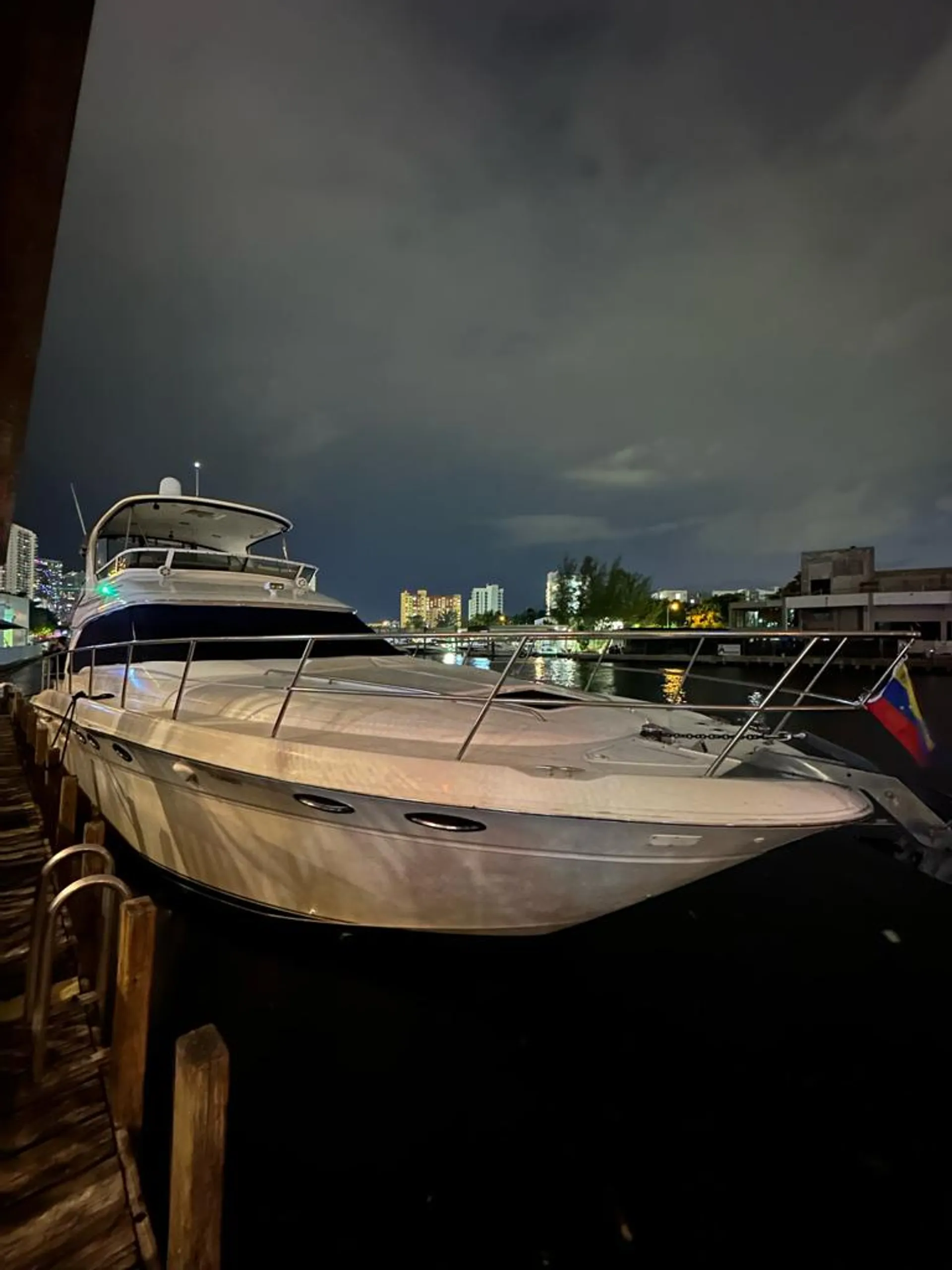 Sea Ray Boats FLYBRIDGE SEDAN in Miami, FL — photo 5