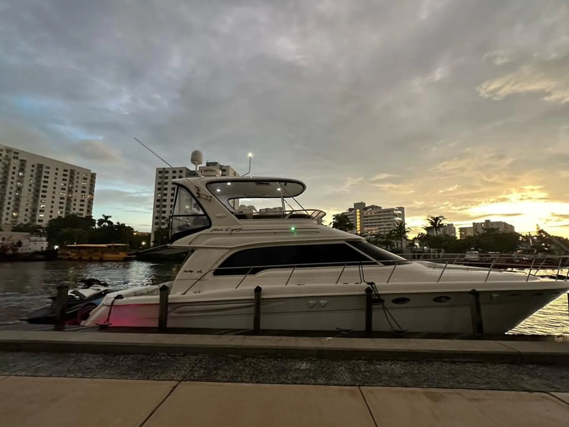 Sea Ray Boats FLYBRIDGE SEDAN in Miami, FL — photo 10