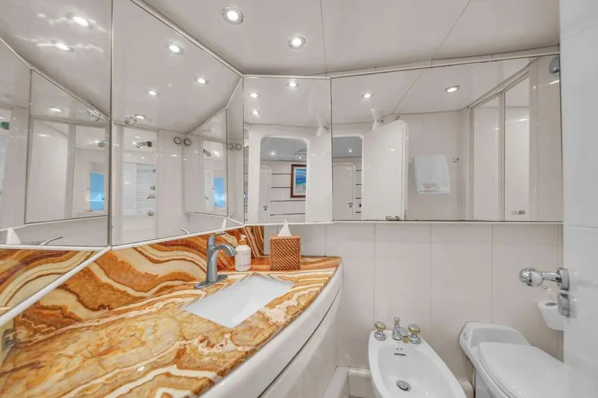 FREE HOUR // Luxury  85FT Baia Panther with JACUZZI