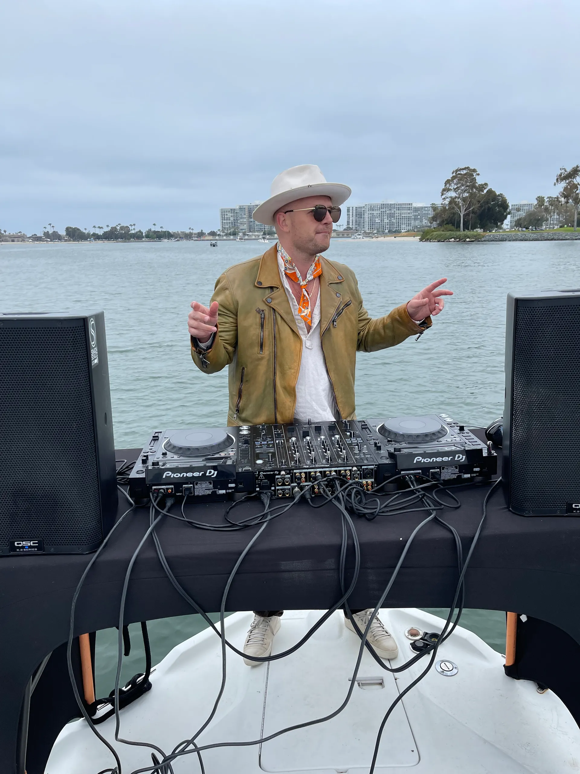 Luxury 40ft Party Yacht fully licensed W/ Capt. -BYOB 12 guests!