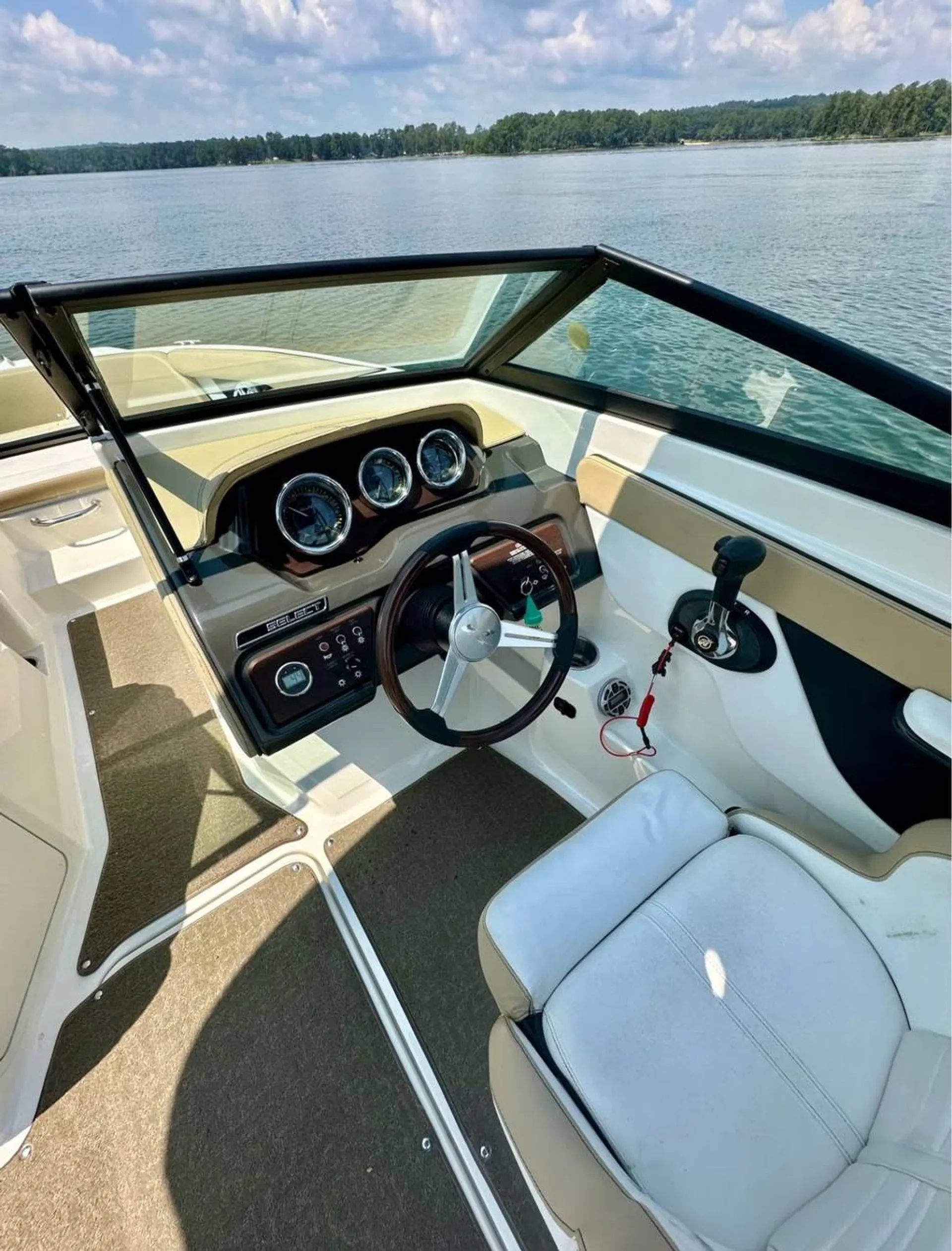 Welcome Aboard the Beautiful Sea Ray 21 SPX – Spacious &amp; Sporty!