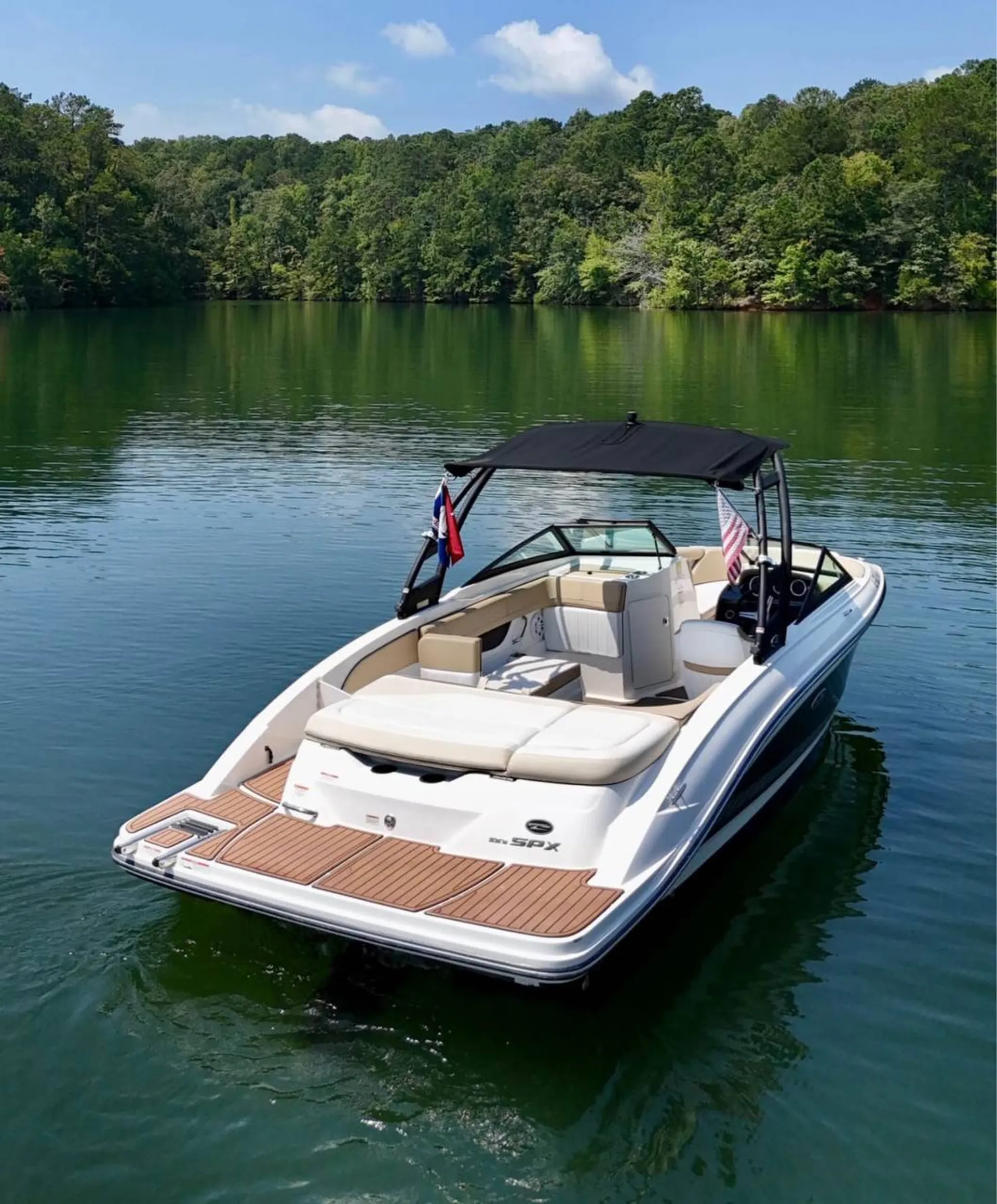 Welcome Aboard the Beautiful Sea Ray 21 SPX – Spacious &amp; Sporty!