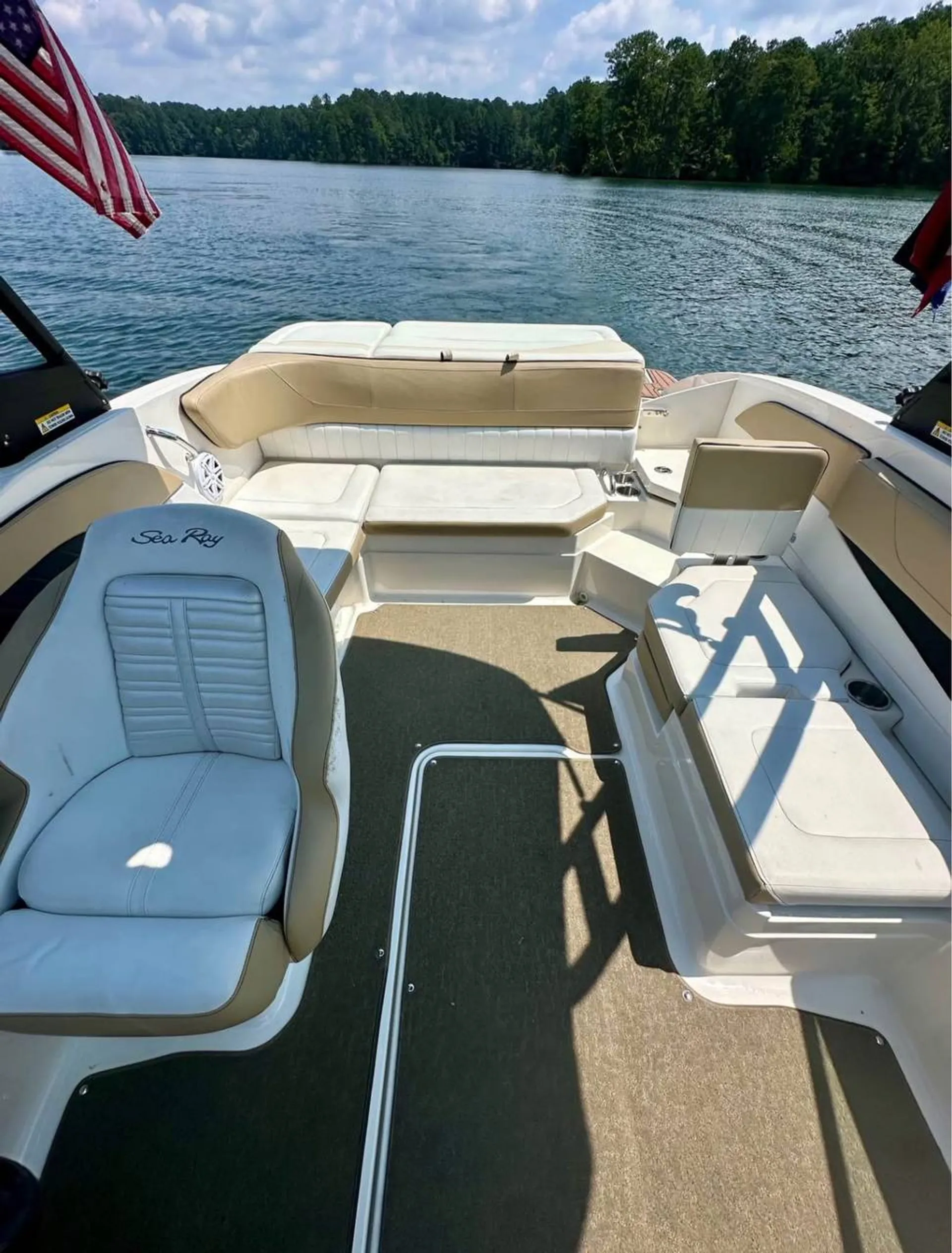 Welcome Aboard the Beautiful Sea Ray 21 SPX – Spacious &amp; Sporty!