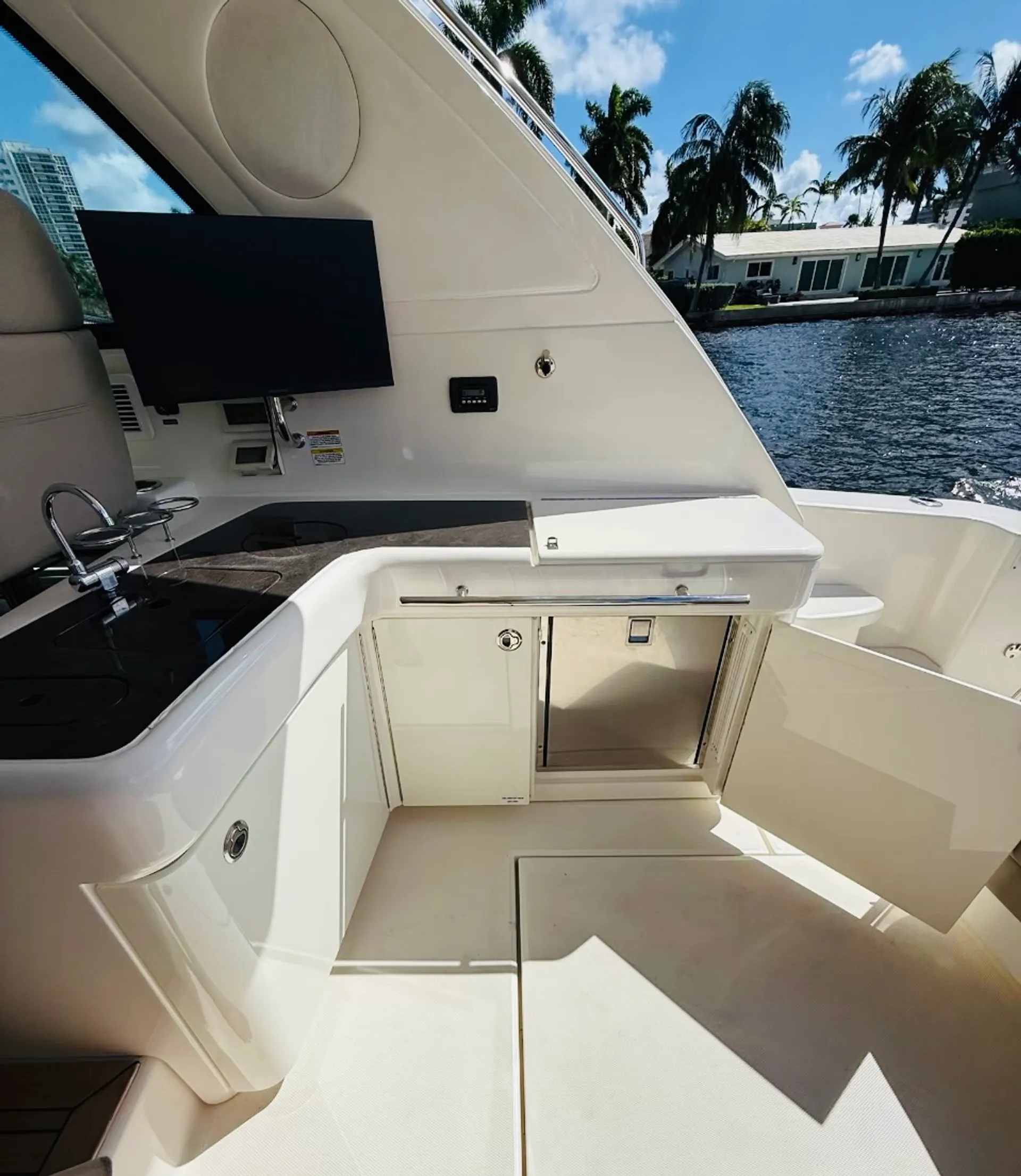 SEA RAY BOATS 450 SUNDANCER (ZEUS DRIVE) in Fort Lauderdale, FL — photo 5
