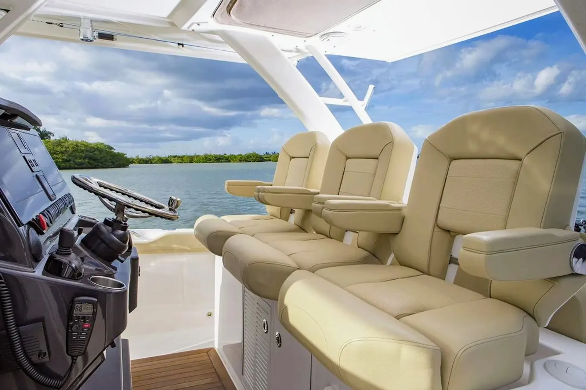 43ft Luxury Sport Yacht (Tiara Pursuit)