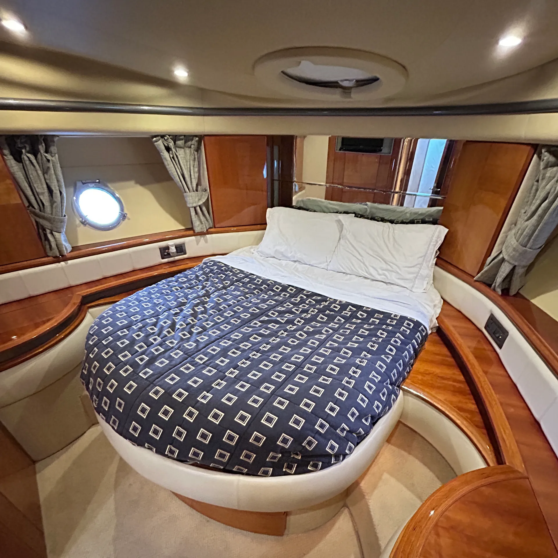Gorgeous Azimut 55' Flybridge, Haulover sandbar access 