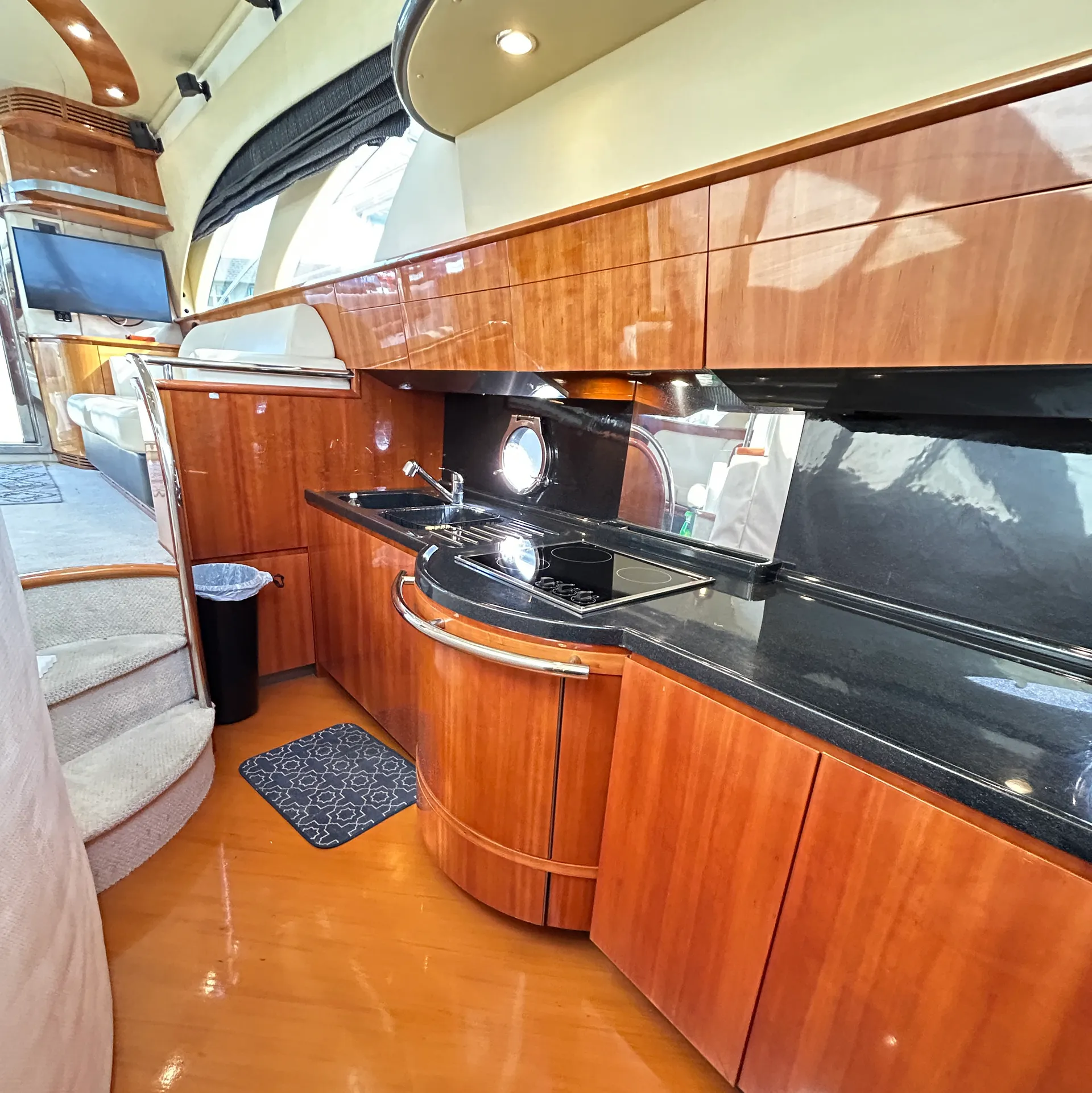 Gorgeous Azimut 55' Flybridge, Haulover sandbar access 