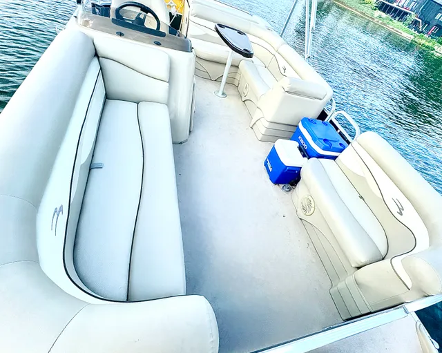 Rent a BENNINGTON MARINE pontoon in Fishers, IN near me