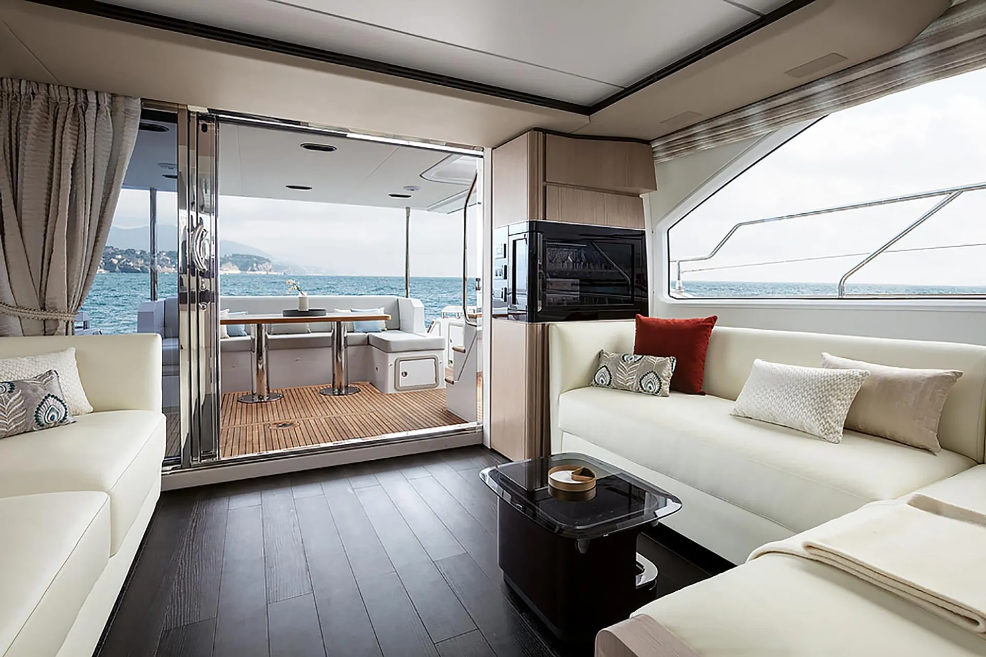 68ft Azimut Flybridge – Luxury Miami, Bahamas The Keys Yacht Charter