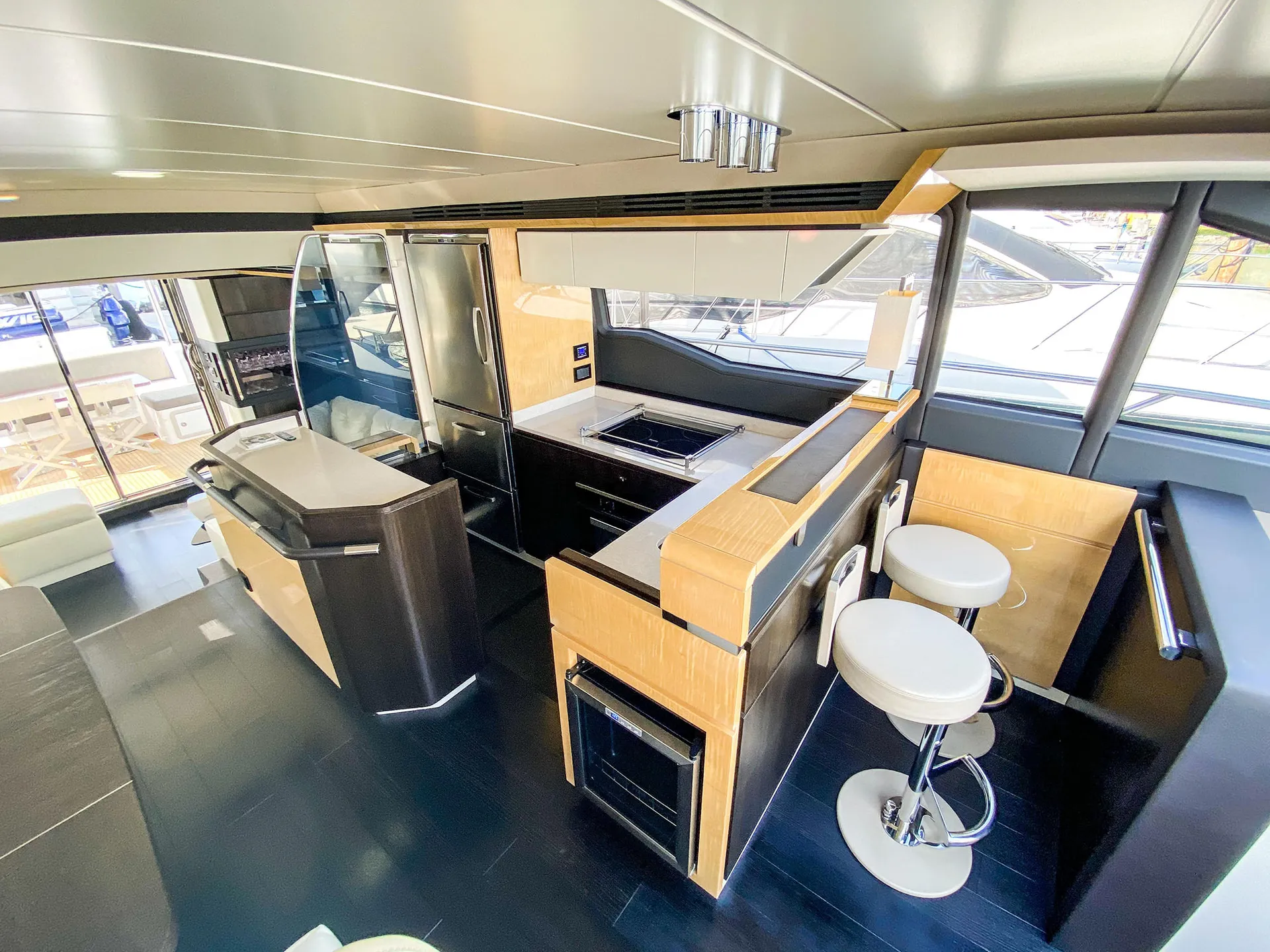 68ft Azimut Flybridge – Luxury Miami, Bahamas The Keys Yacht Charter