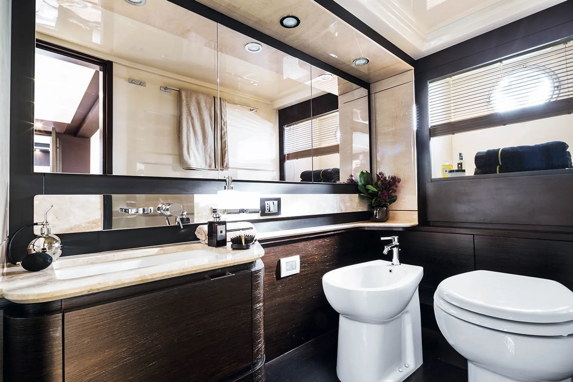 68ft Azimut Flybridge – Luxury Miami, Bahamas The Keys Yacht Charter
