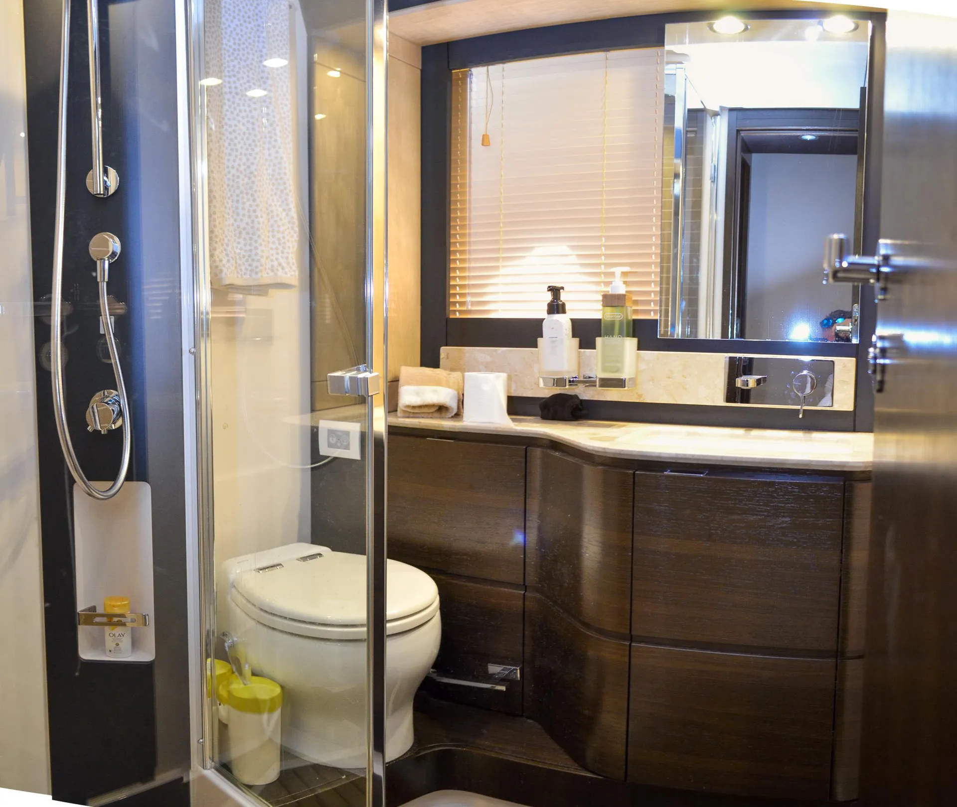 68ft Azimut Flybridge – Luxury Miami, Bahamas The Keys Yacht Charter