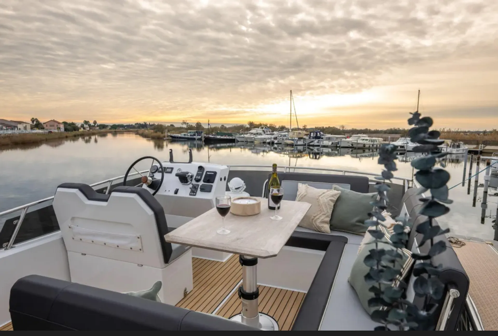 Cruise the Columbia River on theDelphia 12 
44 ft