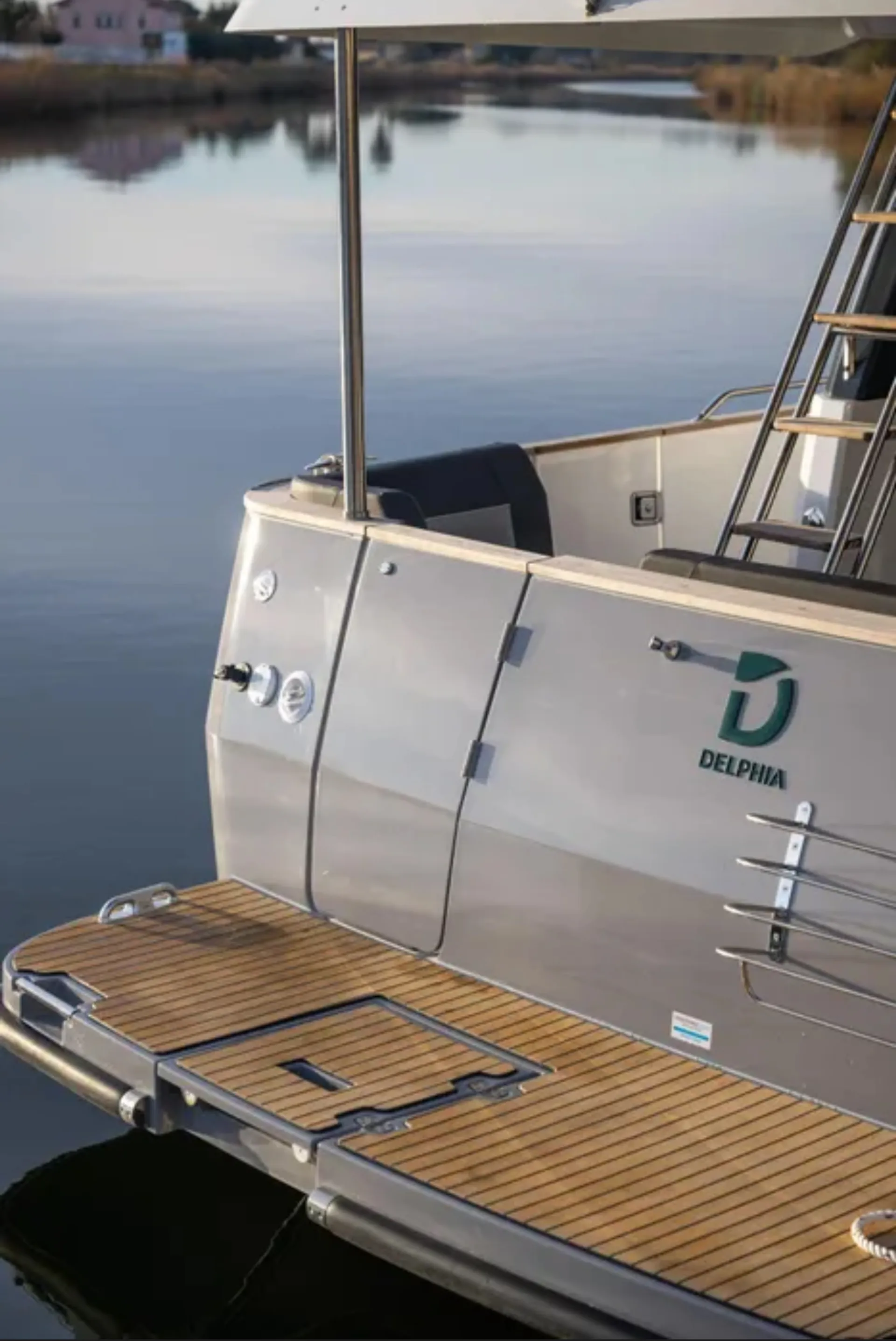 Cruise the Columbia River on theDelphia 12 
44 ft