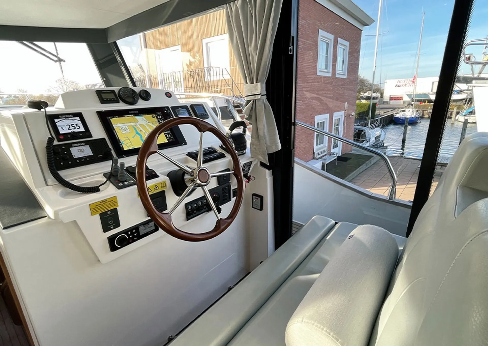 Cruise the Columbia River on theDelphia 12 
44 ft