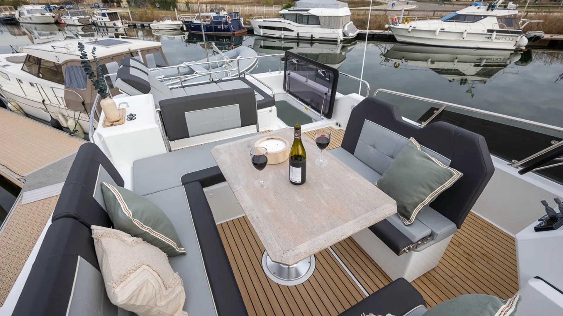 Cruise the Columbia River on theDelphia 12 
44 ft