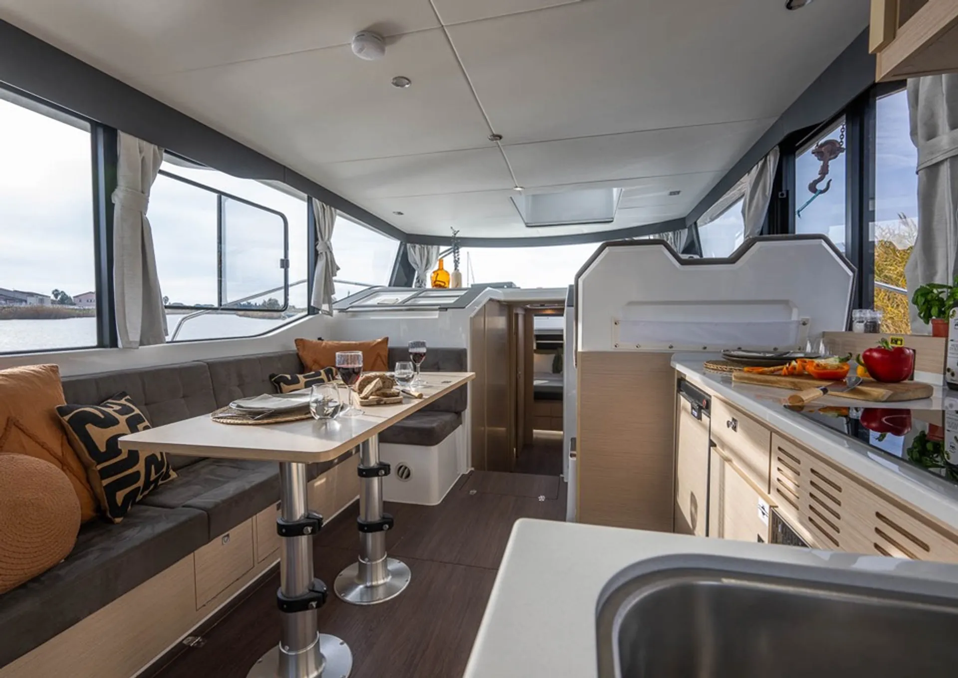 Cruise the Columbia River on theDelphia 12 
44 ft