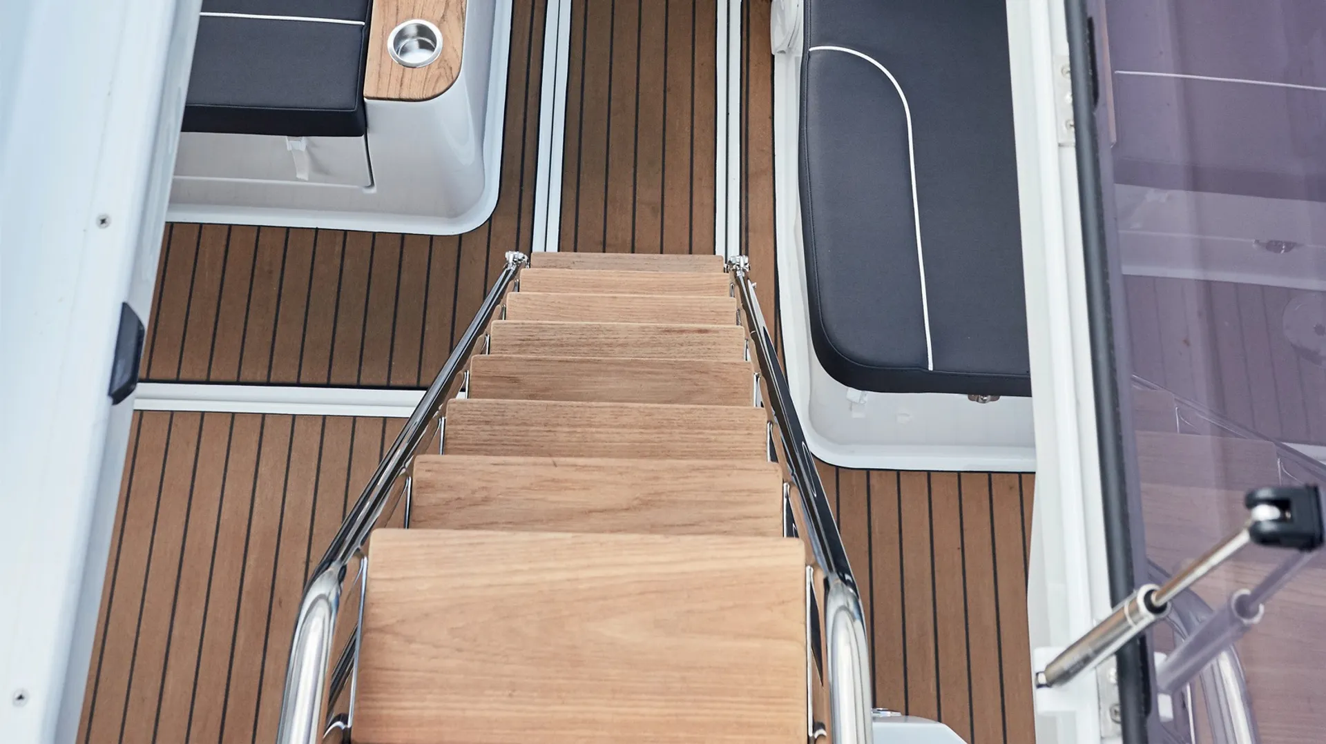 Cruise the Columbia River on theDelphia 12 
44 ft