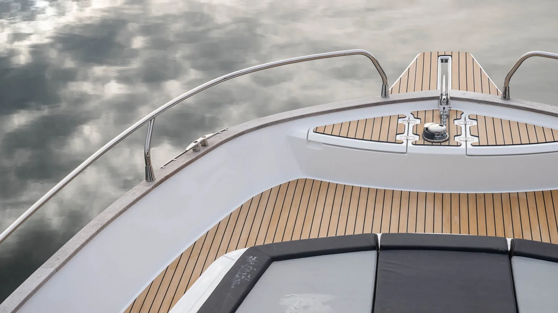 Cruise the Columbia River on theDelphia 12 
44 ft