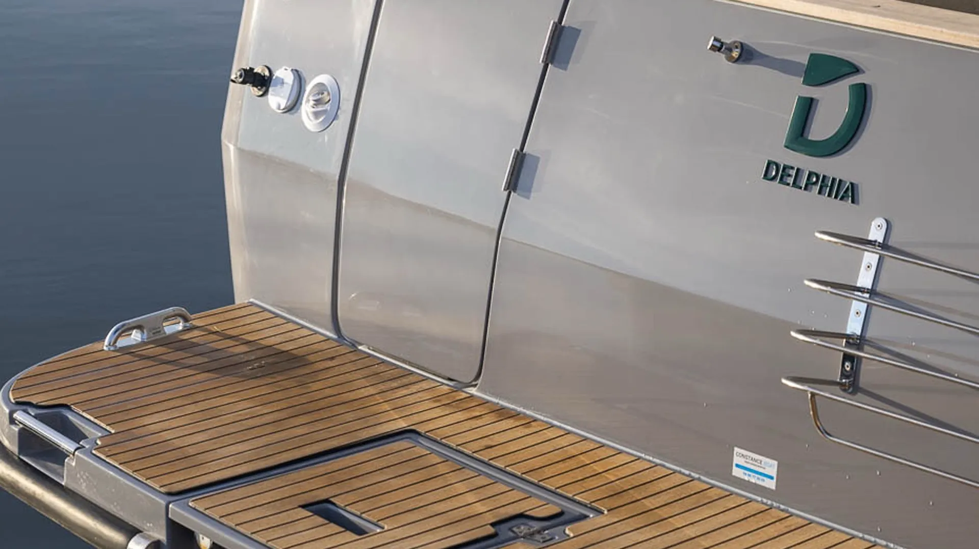 Cruise the Columbia River on theDelphia 12 
44 ft