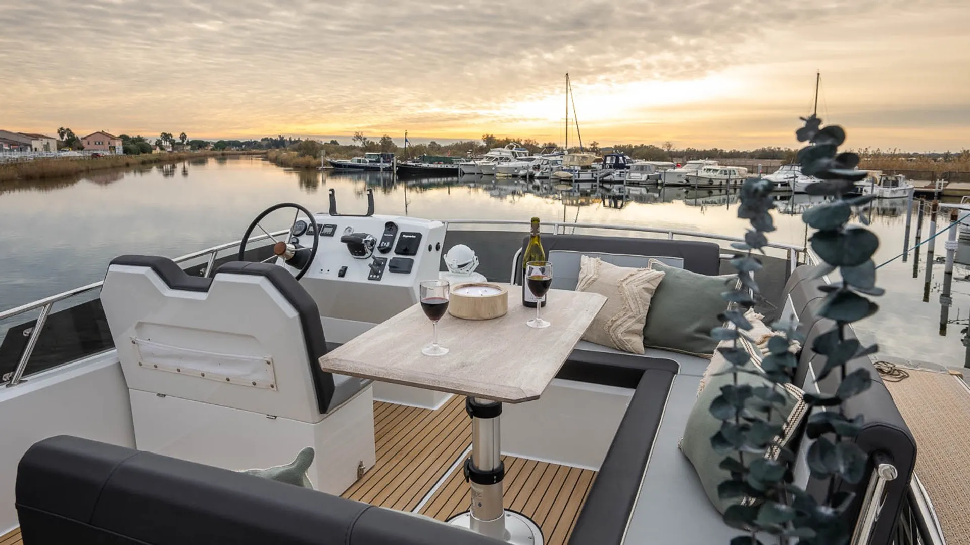 Cruise the Columbia River on theDelphia 12 
44 ft