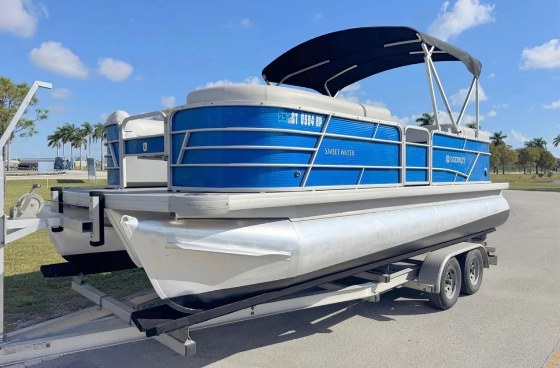 🚤 Tritoon Boat Rental – Explore Tampa Bay in Style! 🌞🌊