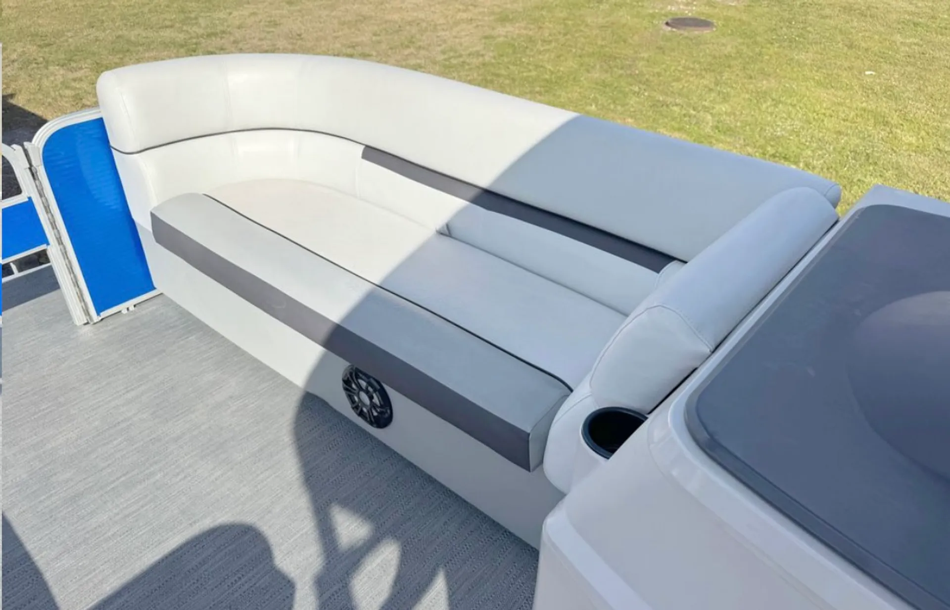 🚤 Tritoon Boat Rental – Explore Tampa Bay in Style! 🌞🌊