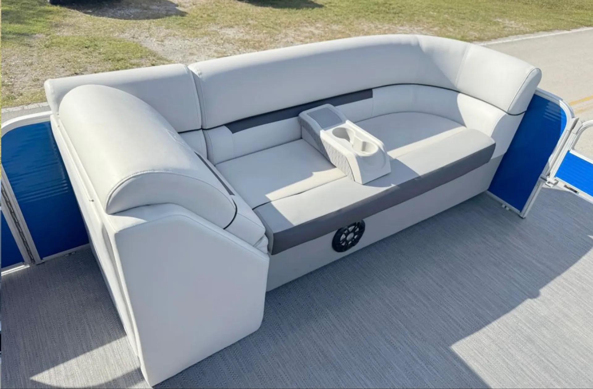 🚤 Tritoon Boat Rental – Explore Tampa Bay in Style! 🌞🌊