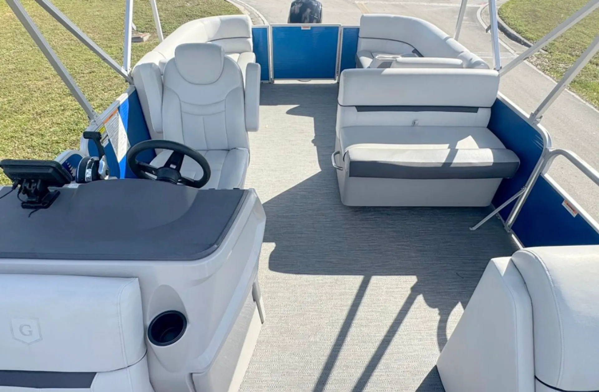 🚤 Tritoon Boat Rental – Explore Tampa Bay in Style! 🌞🌊