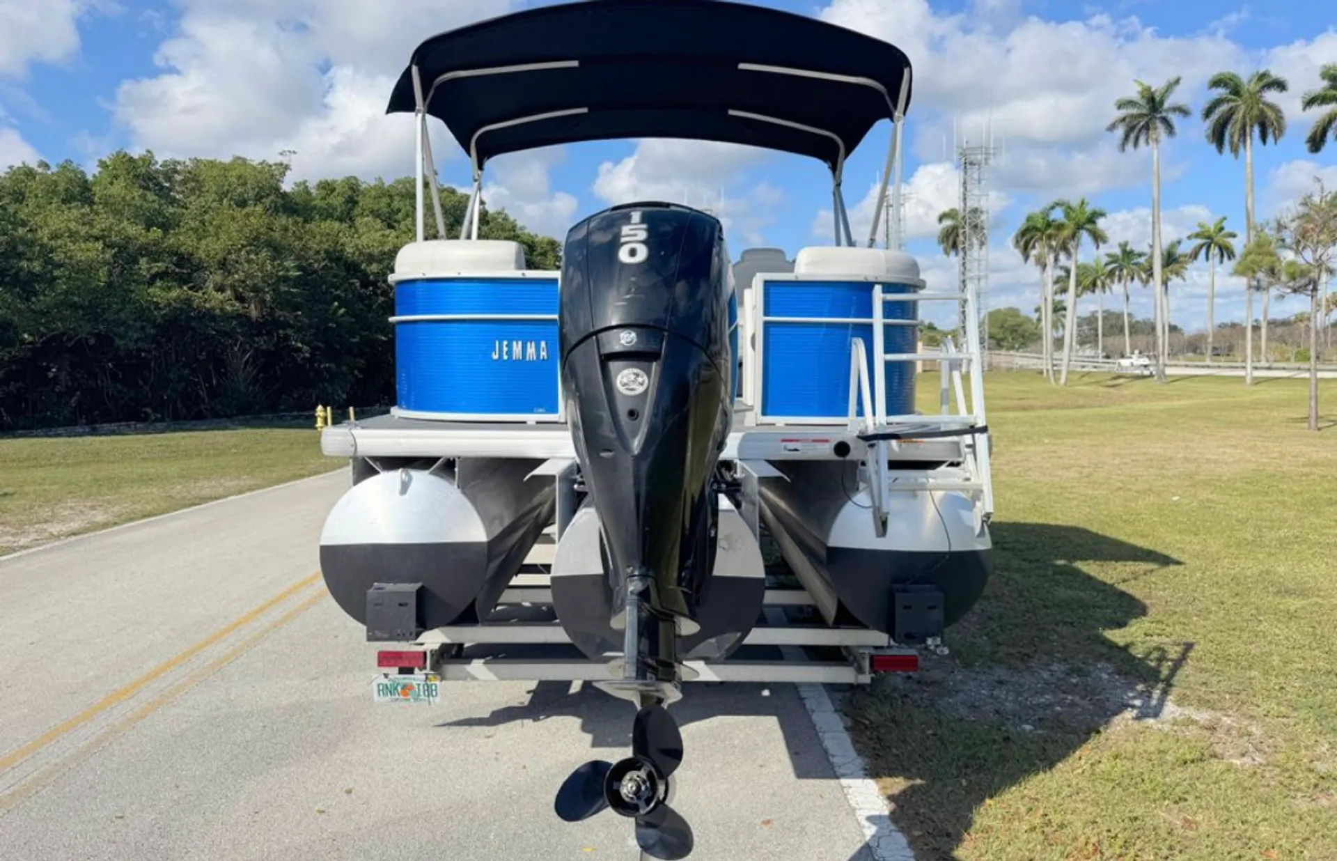 🚤 Tritoon Boat Rental – Explore Tampa Bay in Style! 🌞🌊