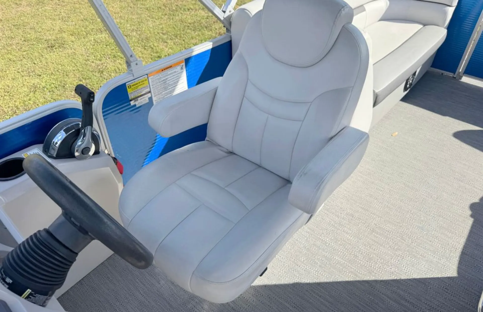 🚤 Tritoon Boat Rental – Explore Tampa Bay in Style! 🌞🌊