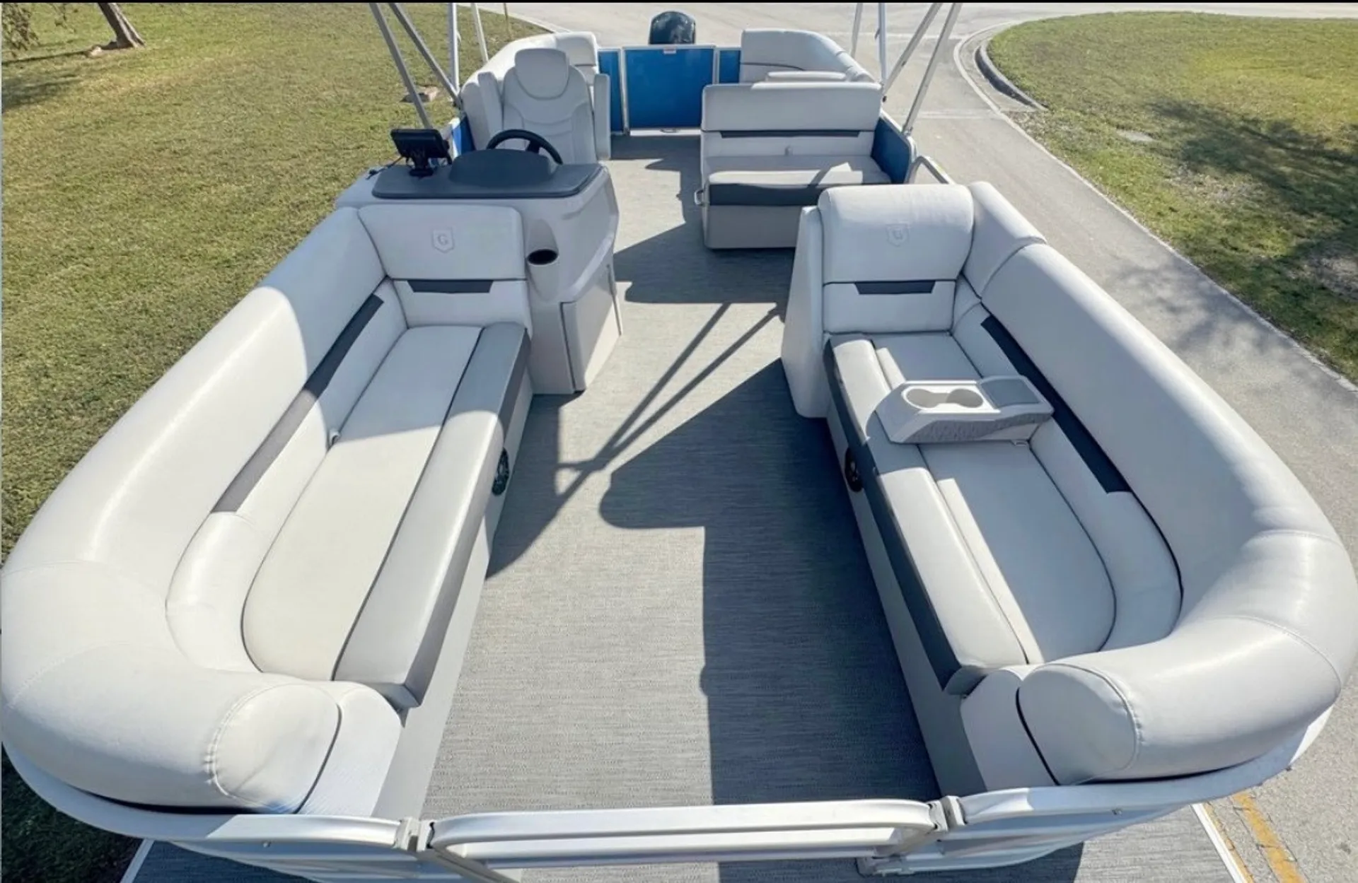 🚤 Tritoon Boat Rental – Explore Tampa Bay in Style! 🌞🌊