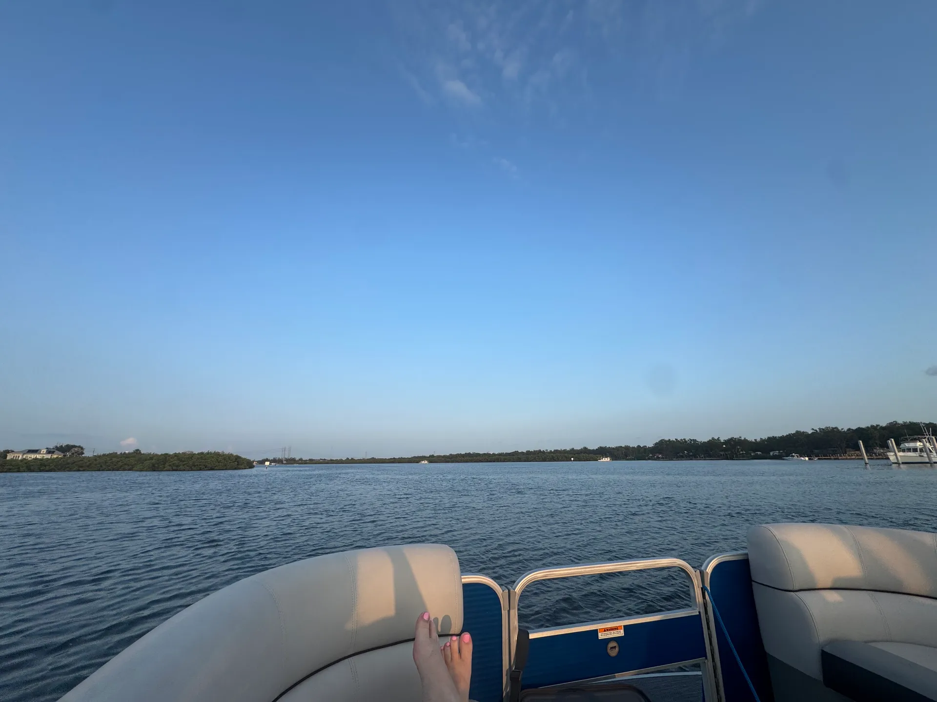 🚤 Tritoon Boat Rental – Explore Tampa Bay in Style! 🌞🌊