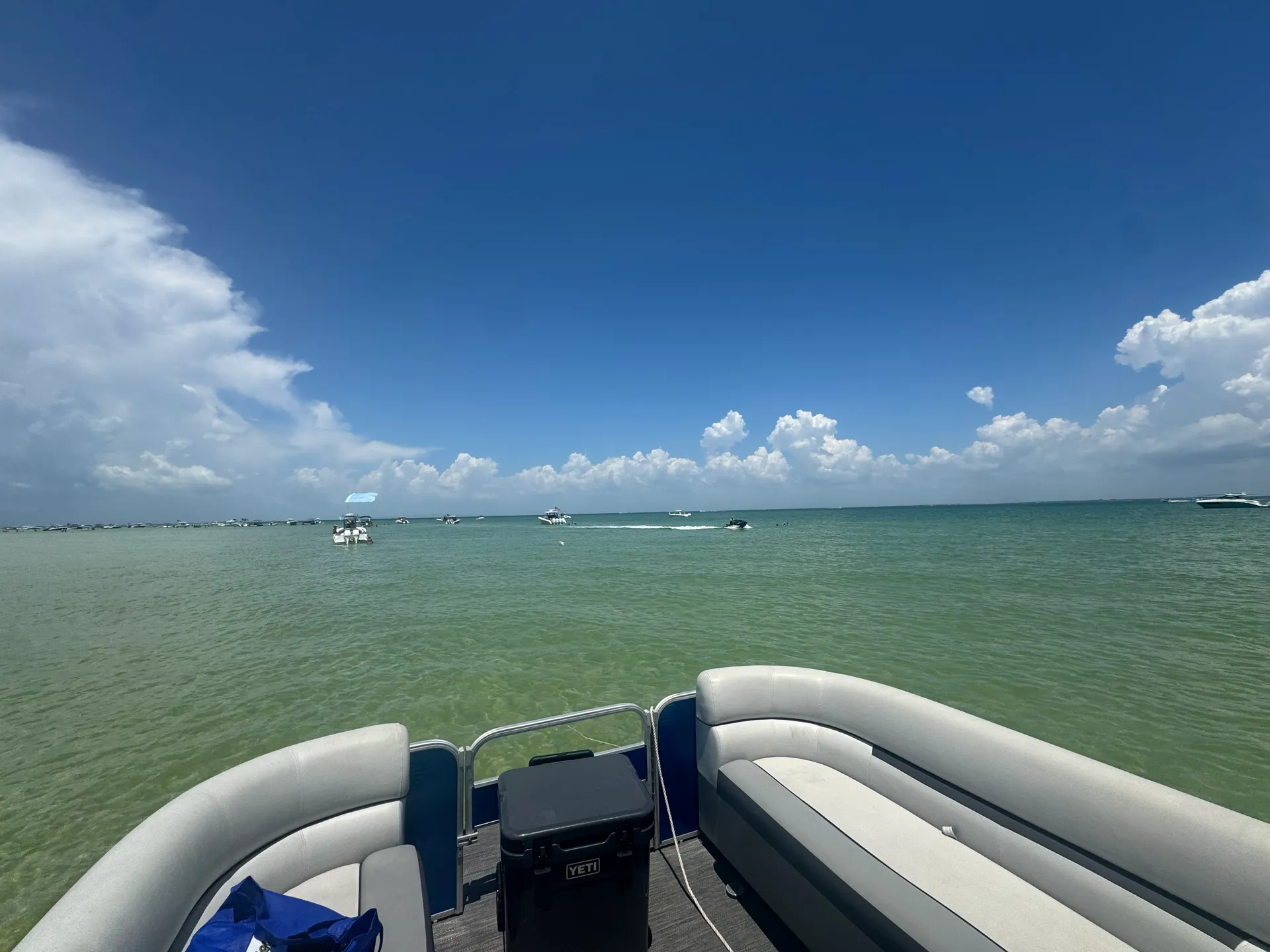 🚤 Tritoon Boat Rental – Explore Tampa Bay in Style! 🌞🌊