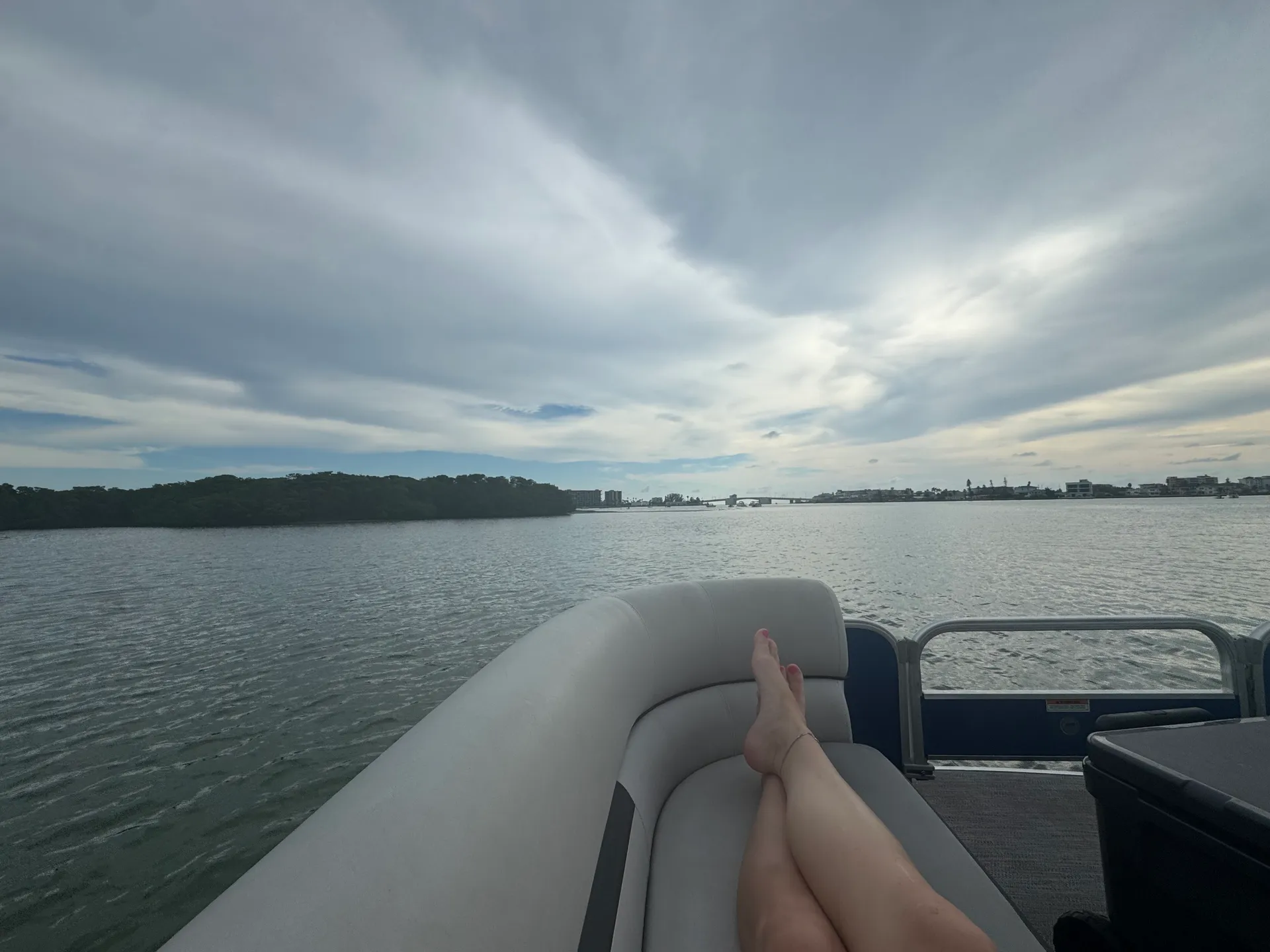 🚤 Tritoon Boat Rental – Explore Tampa Bay in Style! 🌞🌊