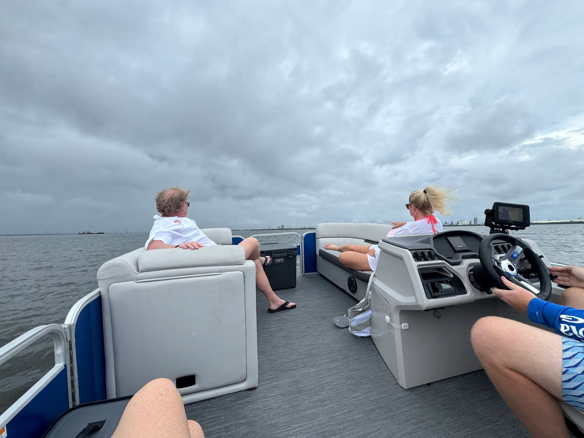 🚤 Tritoon Boat Rental – Explore Tampa Bay in Style! 🌞🌊